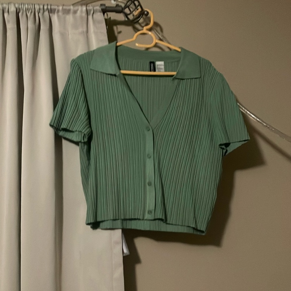 Green, cropped, flowy shirt